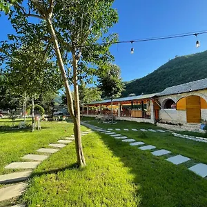 Kt Qato , Bogove Albanië